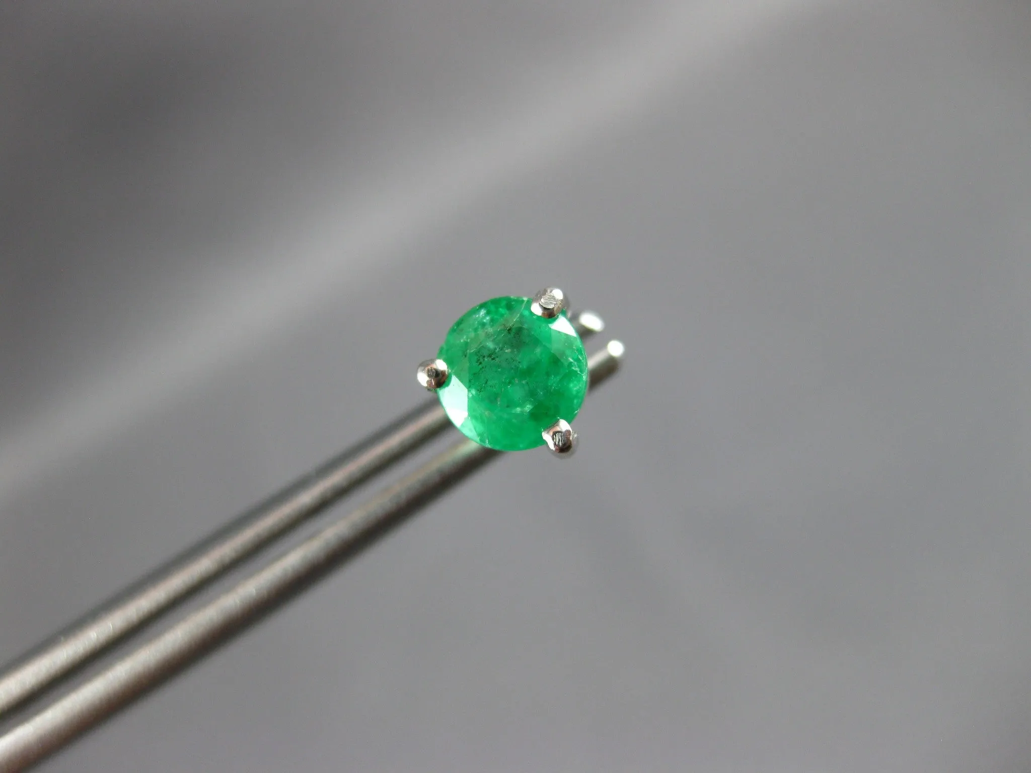ESTATE 1.0CT AAA EMERALD 14KT WHITE GOLD ROUND THREE PRONG MARTINI STUD EARRINGS