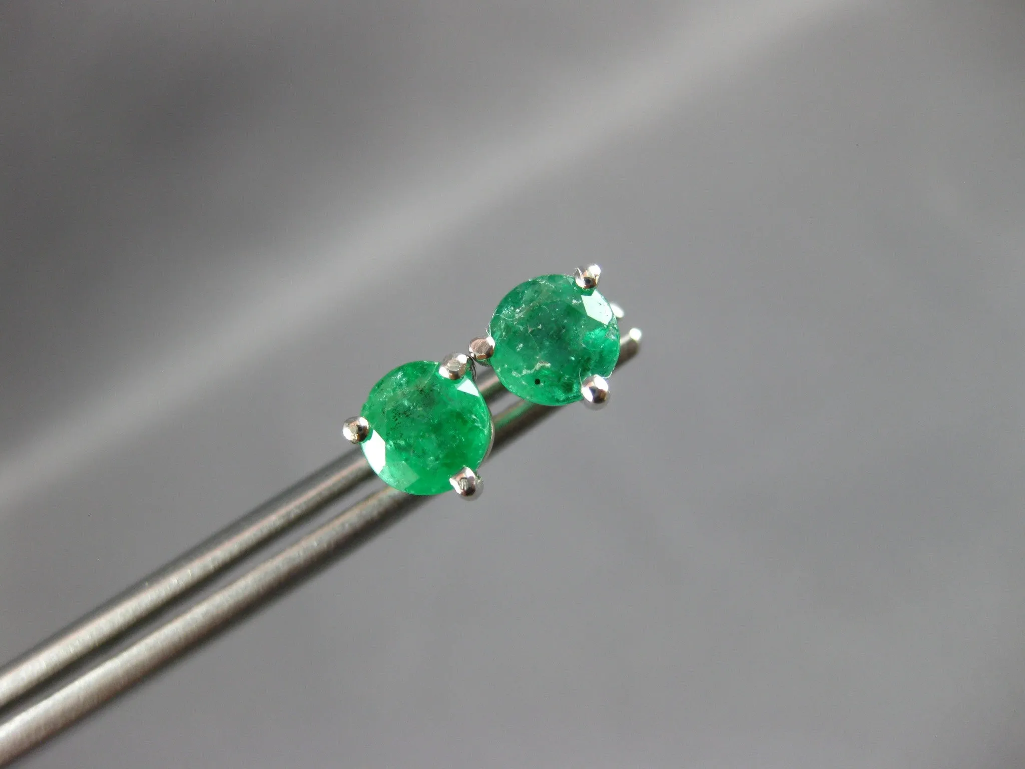 ESTATE 1.0CT AAA EMERALD 14KT WHITE GOLD ROUND THREE PRONG MARTINI STUD EARRINGS
