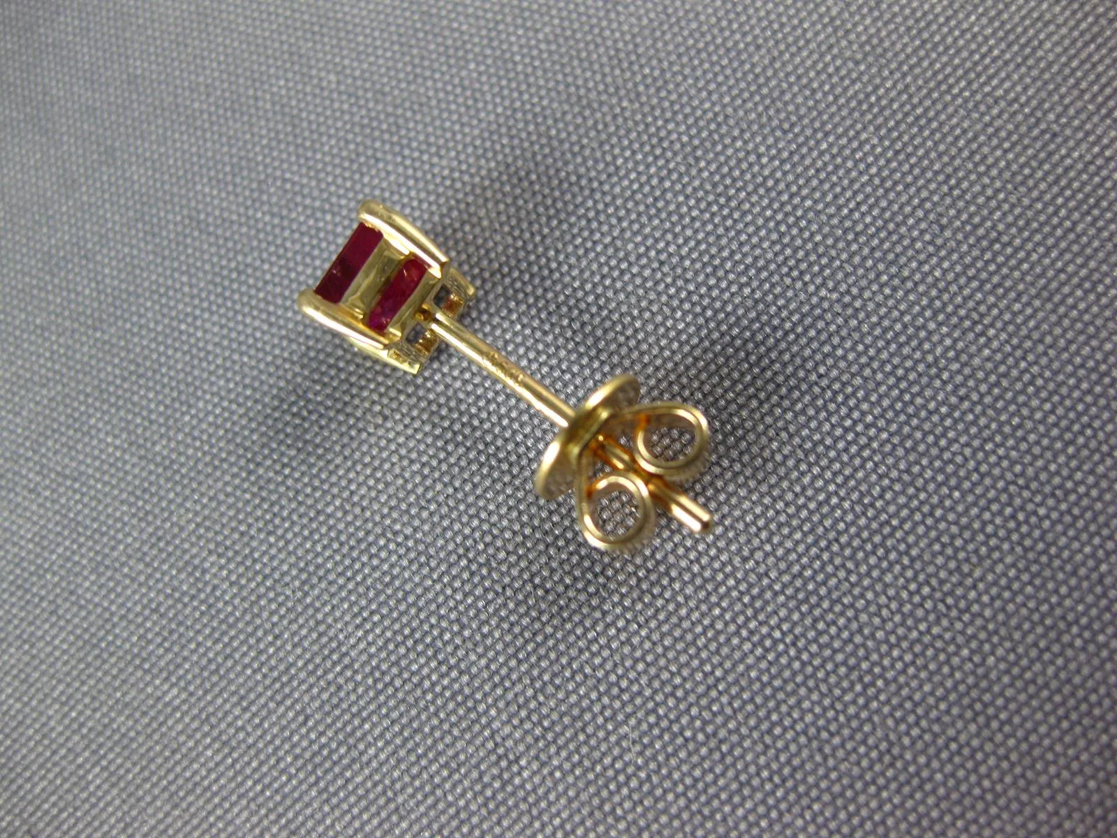 ESTATE .74CT AAA RUBY 14KT YELLOW GOLD CLASSIC PRINCESS SOLITAIRE STUD EARRINGS