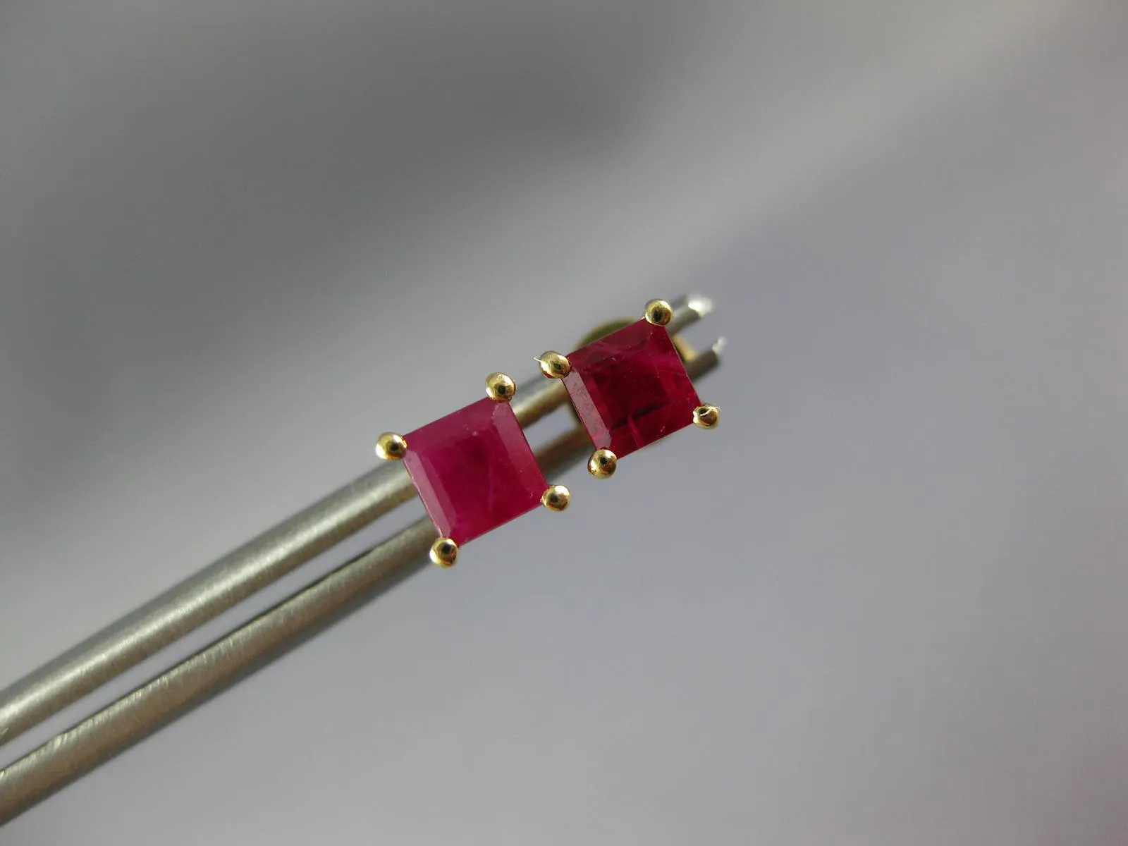 ESTATE .74CT AAA RUBY 14KT YELLOW GOLD CLASSIC PRINCESS SOLITAIRE STUD EARRINGS