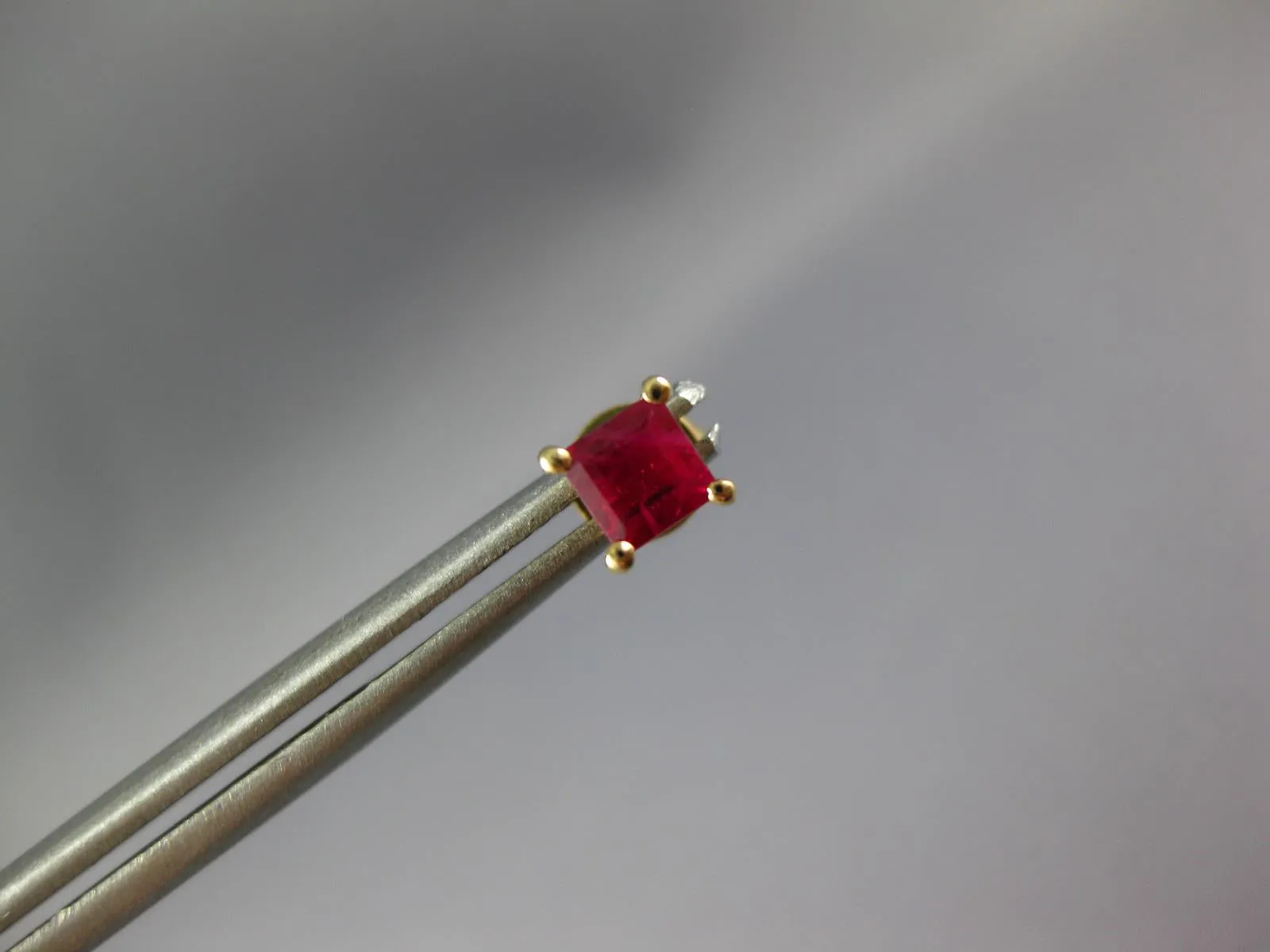 ESTATE .74CT AAA RUBY 14KT YELLOW GOLD CLASSIC PRINCESS SOLITAIRE STUD EARRINGS